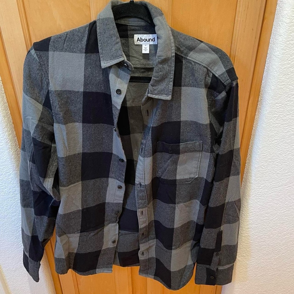 Men’s Abound Black and Gray Plaid Button Up Shirt Size Medium